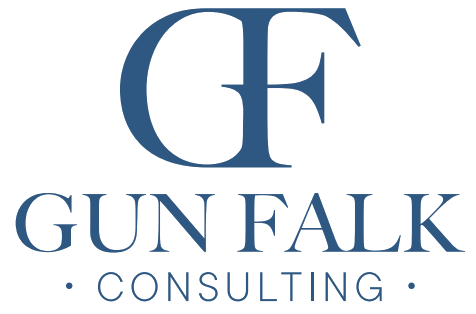 Logotyp för Gun Falk Consulting, med de stora stiliserade initialerna "GF" ovanför företagsnamnet i blått, med ordet "Consulting" nedan med mindre versaler.